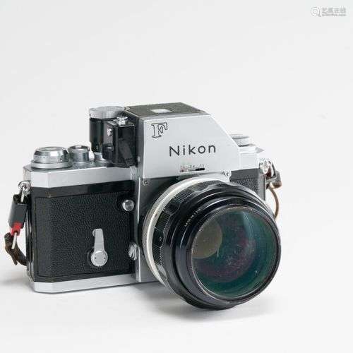 Appareil photographique. Boitier Nikon F Photomic avec objec...