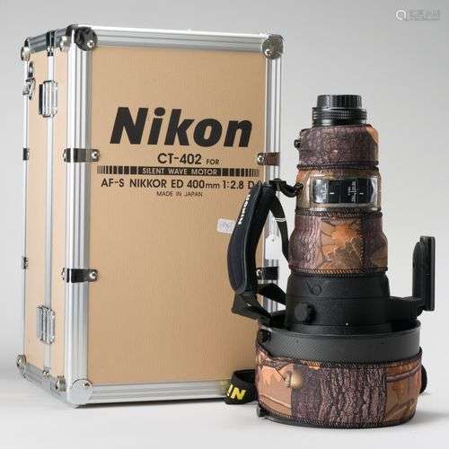 Appareil photographique. Dans valise Nikon, objectif Nikon C...