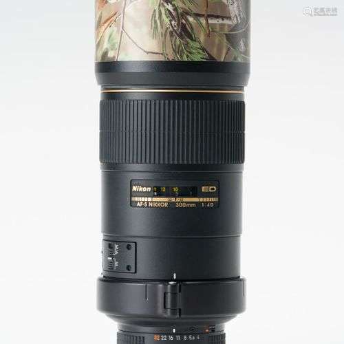 Appareil photographique. Objectif Nikon ED AF-S Nikkor 4D/30...