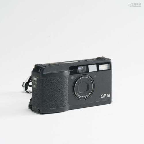 Appareil photographique. Boitier Ricoh GR1S avec objectif 2....