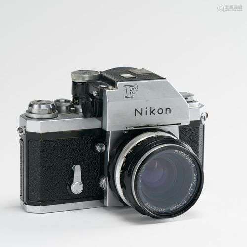 Appareil photographique. Boitier Nikon F Photomic (chromé) a...