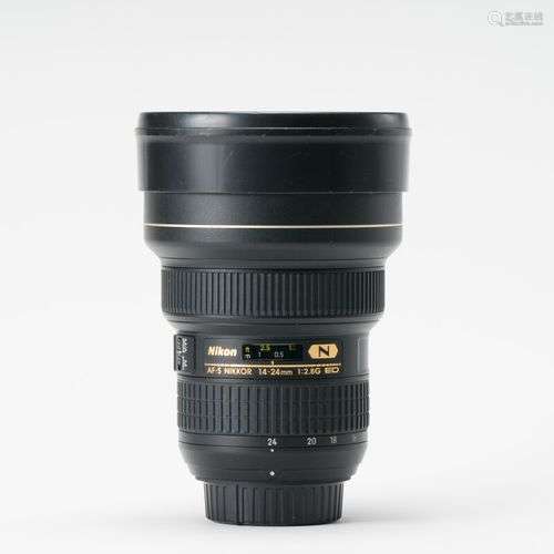 Appareil photographique. Objectif Nikon AF-S Nikkor 2.8 G/14...