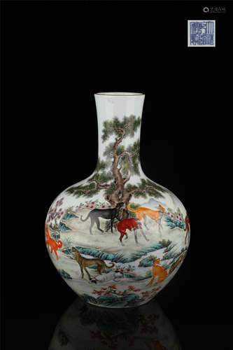 Fmille Rose Ten-Fine Hounds Globular Vase