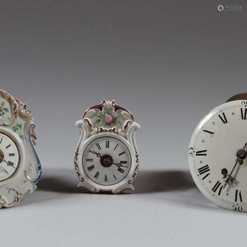 Lot de trois mouvements d'horloge à cadrans en porcelaine po...