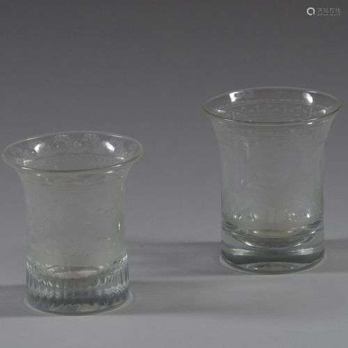 Deux verres incolores d'un chien, de fleurs et feuillages. F...