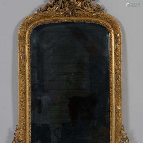 Miroir à encadrement en bois et stuc doré et argenté, le fro...