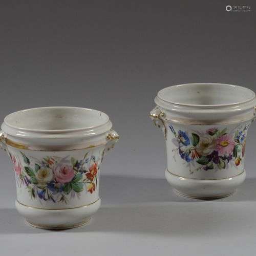 PARIS Paire de cache-pots en porcelaine polychrome à décor d...