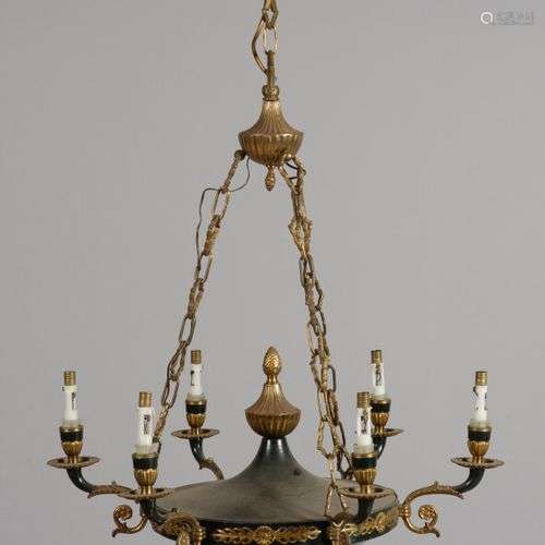 Lustre en bronze et tôle laquée vert à six bras de lumière e...