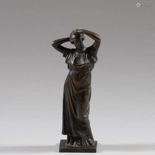 Jeune femme vêtue à l'antique Sujet en bronze à patine brune...