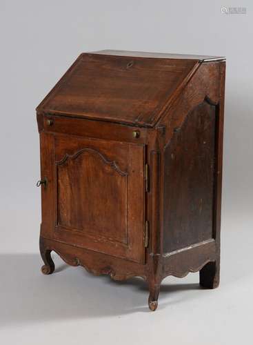 Petit bureau de pente en noyer et bois teinté ouvrant par un...