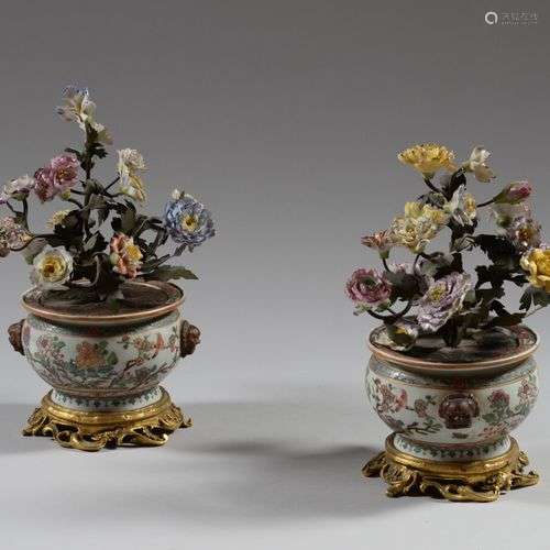 SANSON PARIS Paire de cache-pot et leur bouquet en porcelain...