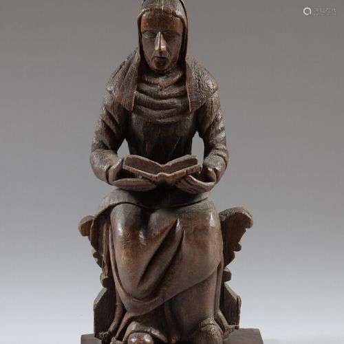 Statue en chêne sculpté représentant une religieuse assise u...