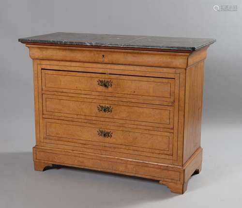 Commode en placage d'orme marqueté de filets ouvrant par qua...