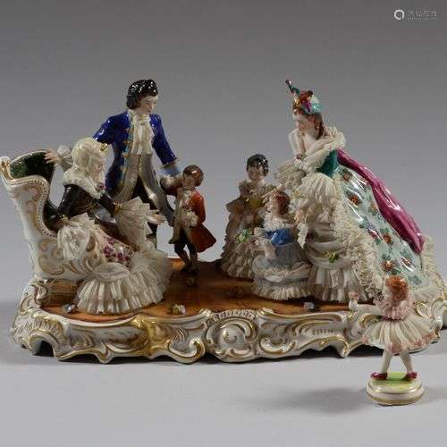 DRESDE Groupe en porcelaine polychrome représentant des enfa...