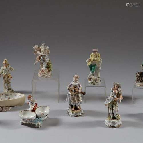 Dix sujets en porcelaine polychrome représentant notamment d...