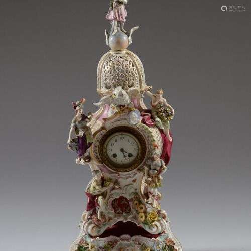 Pendule et son socle en porcelaine polychrome de forme mouve...