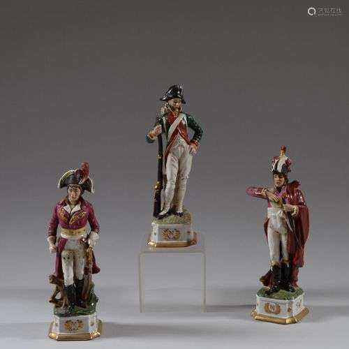 Trois statuettes en porcelaine polychrome représentant les M...