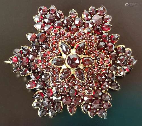 Garnet brooch, 5-tiered, set with round and oval faceted gar...