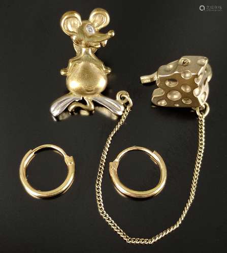 Exceptional earring with mouse and a pair of hoop earrings, ...