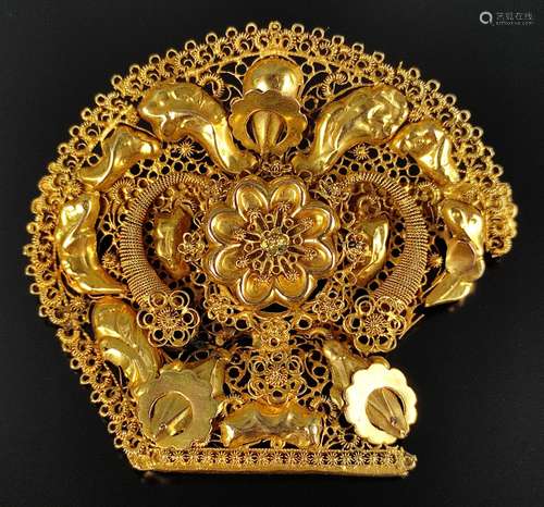 Large brooch, finely chased work, centered flower, 333/8K ye...