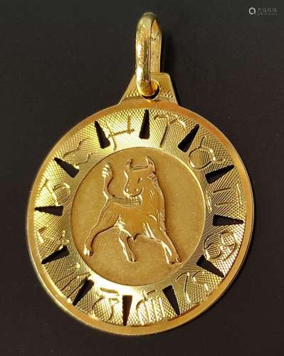 Pendant with Taurus relief, round, rim decorated with all zo...