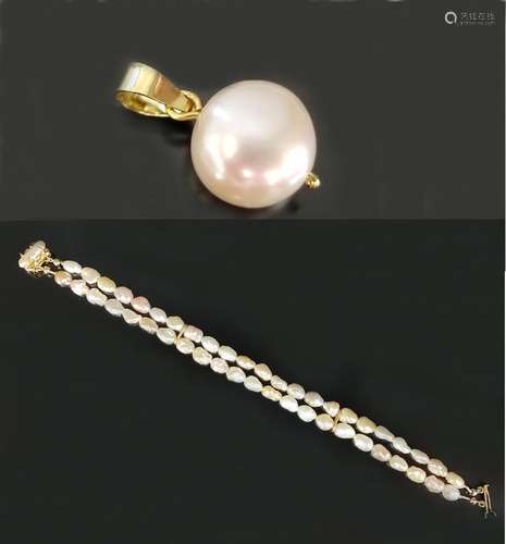 Pearl lot, consisting of fine river pearl bracelet, double r...