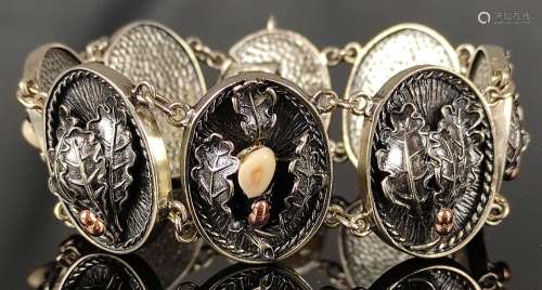 Antique silver bracelet, 8 oval links set with oak leaves an...