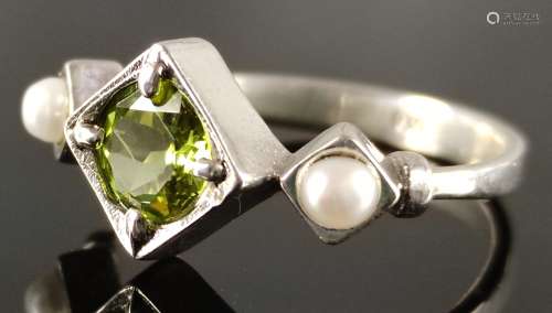 Peridot pearl ring, apple green peridot of 6mm diameter, fla...