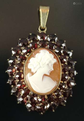 Pendant with cameo and garnets, set in 333/8K yellow gold, t...