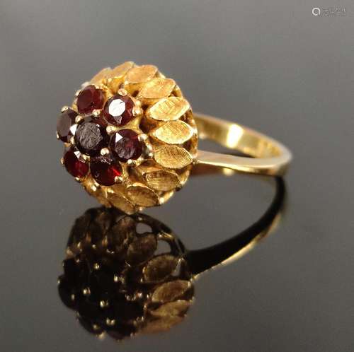 Garnet ring, 7 round garnets set in lobes, tower-shaped stru...