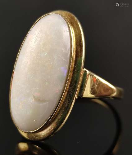Opal ring, large oval opal 19,9x9,9mm, (small chip), set in ...