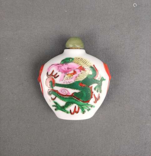 Snuff-bottle, polychrome painted with dragons, porcelain, Ch...