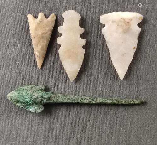 Lot of arrowheads, 3 quartz arrowheads, 3-4 cm, one older br...