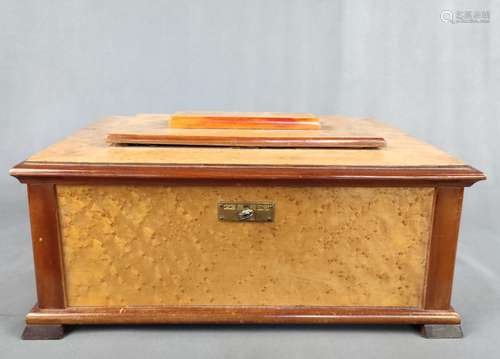 Great Art Deco case, lidded box, on four slightly flared fee...