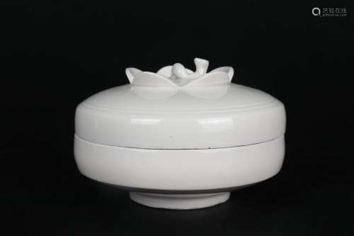 Chinese Ding Wave Porcelain Cover Box