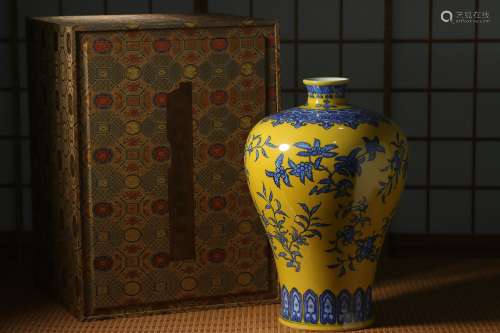 Chinese Qing Dynasty Qianlong Yellow Glazed Blue And White P...