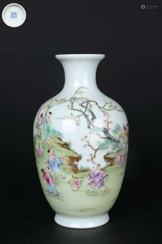 Chinese Qing Dynasty Yongzheng Famille Rose Porcelain Bottle