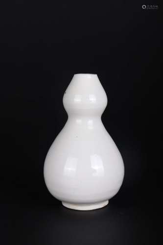 Chinese Ding Wave Porcelain Gourd Bottle