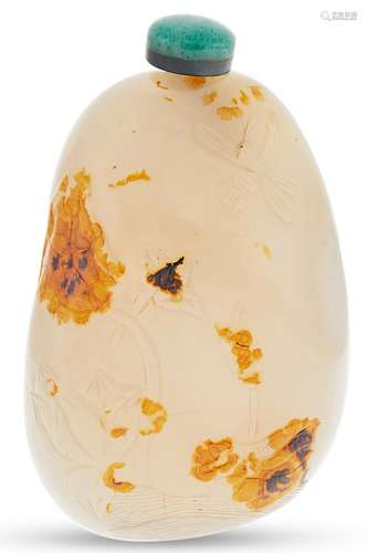 A Chinese Chalcedony Snuff Bottle