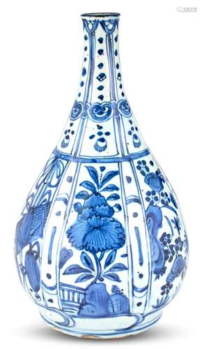 A Chinese Kraak Blue and White Porcelain Bottle Vase