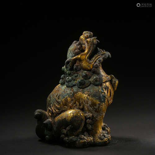 CHINESE TANG DYNASTY GILT BRONZE LION FUMIGATOR