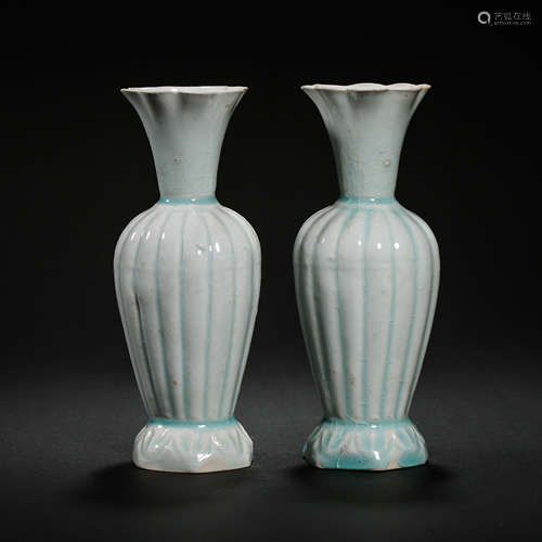 A PAIR OF CHINESE SONG DYNASTY HUTIAN WARE FLOWER MOUTH BOTT...