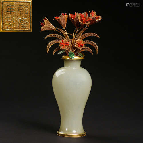 CHINESE HETIAN JADE VASE WITH PURE GOLD FLOWERS FROM QING DY...