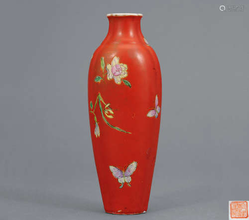 十九世紀 珊瑚紅地粉彩花蝶紋海棠瓶