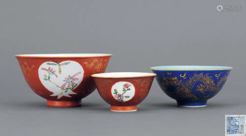清乾隆 藍釉龍紋碗、紅彩描金開光花卉紋碗 一組三件