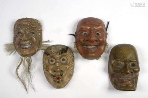 Lot de quatre masque "Nô" en bois sculpté et polyc...