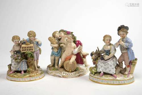 Ensemble de trois groupes en porcelaine polychrome de Meisse...