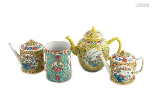 Chinese Export Porcelain Teapots and Tankard (4pcs)