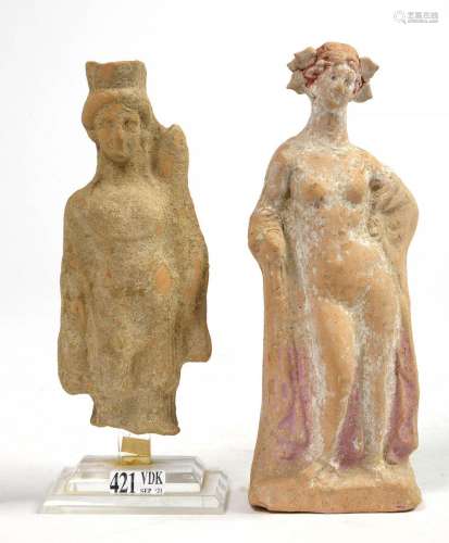 Deux statuettes en terre cuite comprenant: "Artémis et ...