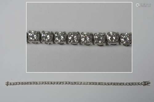 Bracelet en platine serti de diamants taille brillant pour u...